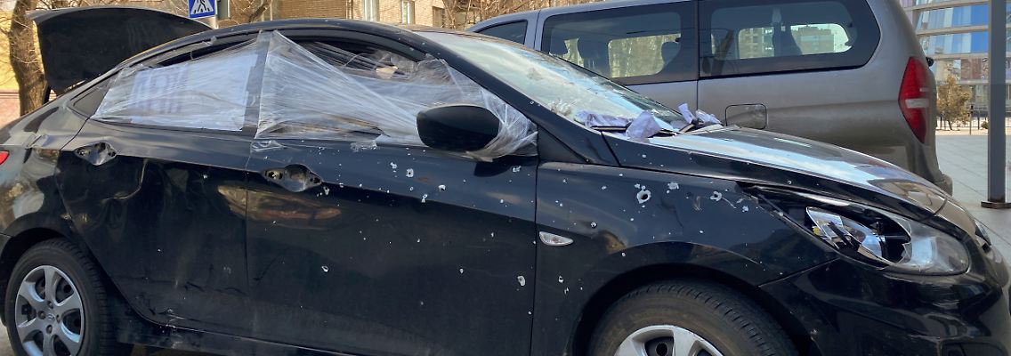 Mit diesem Auto verließen die beiden Reporter die Stadt.