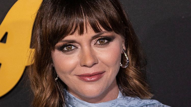 Christina Ricci , hier im November 2021, steht angeblich schon seit Wochen für Tim Burtons Netflix-Serie "Wednesday" vor der Kamera.