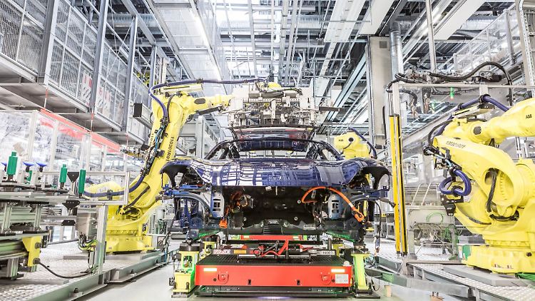 Auch die Produktion des sich bestens verkaufenden Porsche Taycan geriet wegen fehlender Kabelbäume ins Stocken.