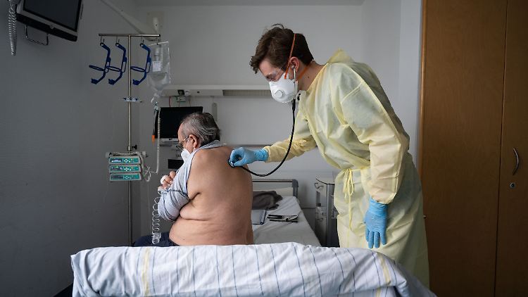 Immer mehr Covid-Patienten auf Normalstationen und erkranktes Personal: Krankenhäuser schlagen Alarm.