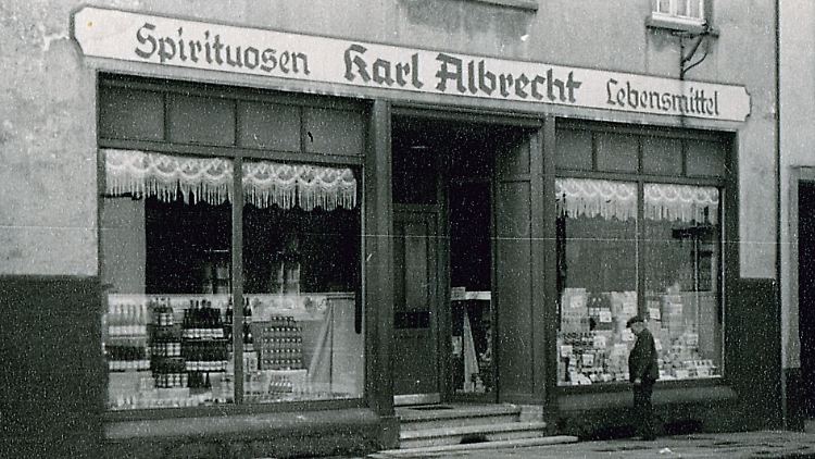 Das Geburtshaus der Aldi-Gründer Karl und Theo Albrecht und elterliche Geschäft im Stadtteil Schonnebeck im Jahr 1930.