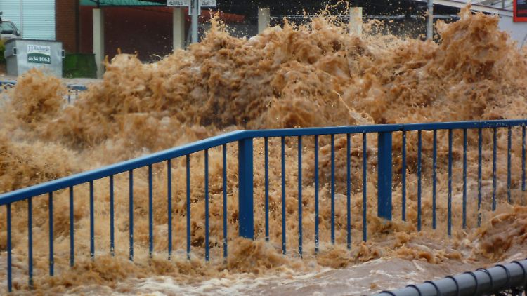 Die Flutwelle rauscht durch Toowoomba.