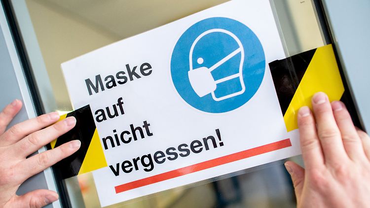 In Mecklenburg-Vorpommern soll etwa die Maskenpflicht in Innenbereichen bis zum 27. April fortdauern. Die Entscheidung liegt beim Landtag.