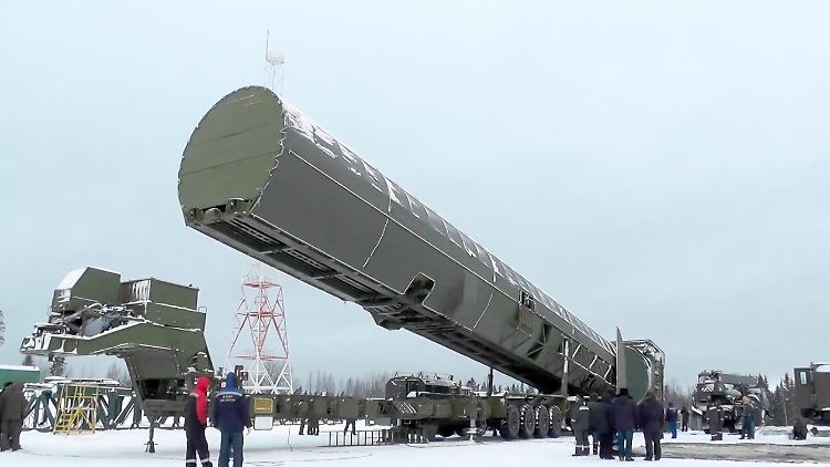 Der Kreml-Sprecher verweist in der Frage nach dem Einsatz von Atomwaffen auf die Nuklear-Doktrin Russlands.