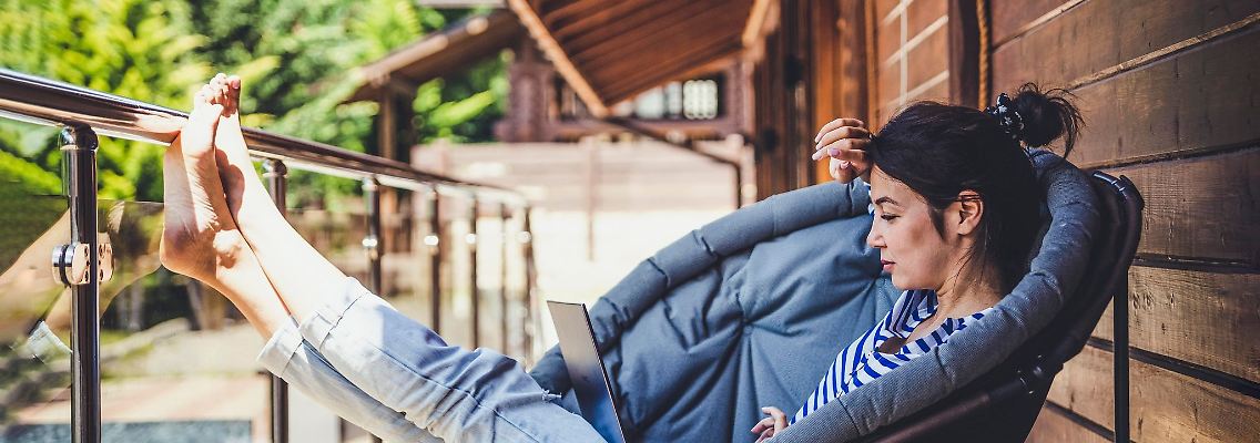 Arbeiten und Urlaubmachen - eigentlich zwei grundverschiedene Dinge, die während einer Workation miteinander verschmelzen.