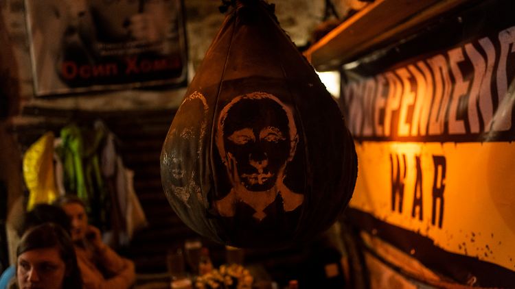 Ein Boxsack mit Putin-Konterfei in einer Bar in Lwiw. Mit jedem Tag des Krieges wächst in der Ukraine der Hass auf die Angreifer.  
