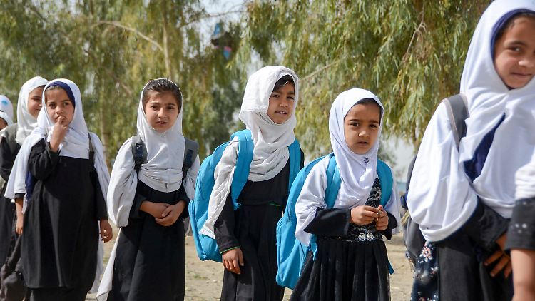 Mädchen in Kandahar auf dem Weg zur Schule.