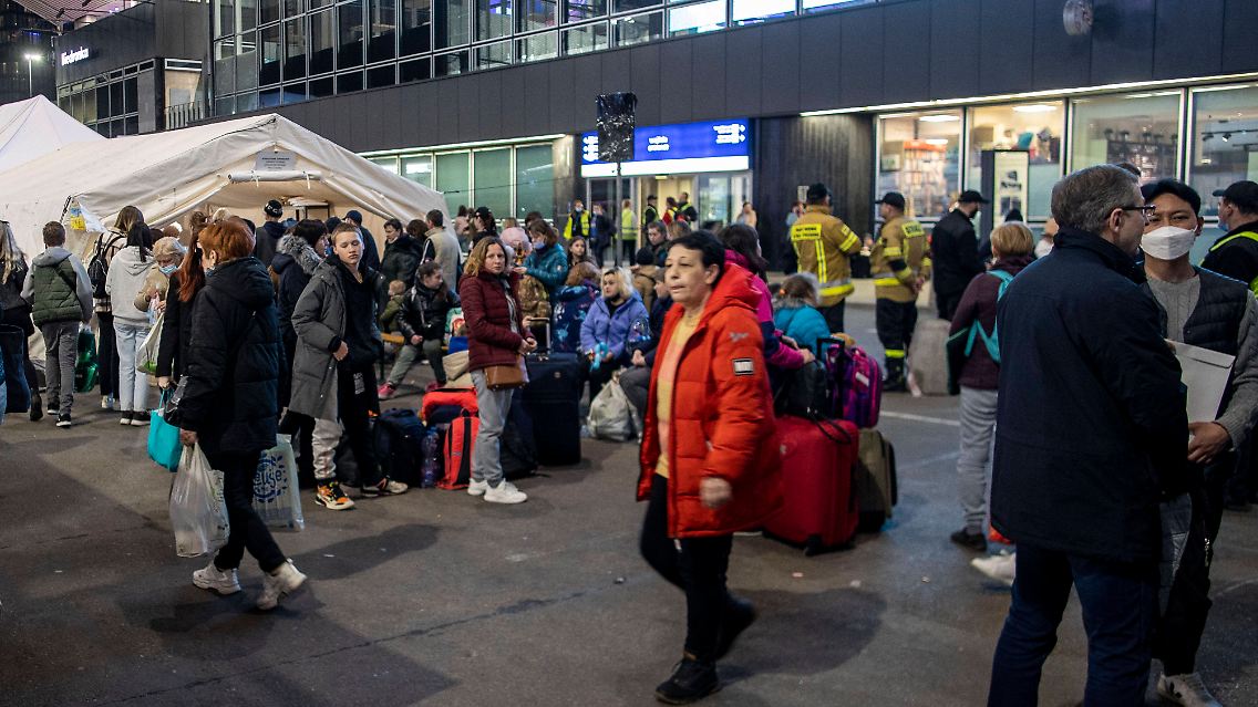 Am Hauptbahnhof in Warschau befinden sich seit Wochen jeden Tag Tausende Geflüchtete aus der Ukraine und warten auf ihre Weiterreise. Das Bild wurde am Dienstag aufgenommen.