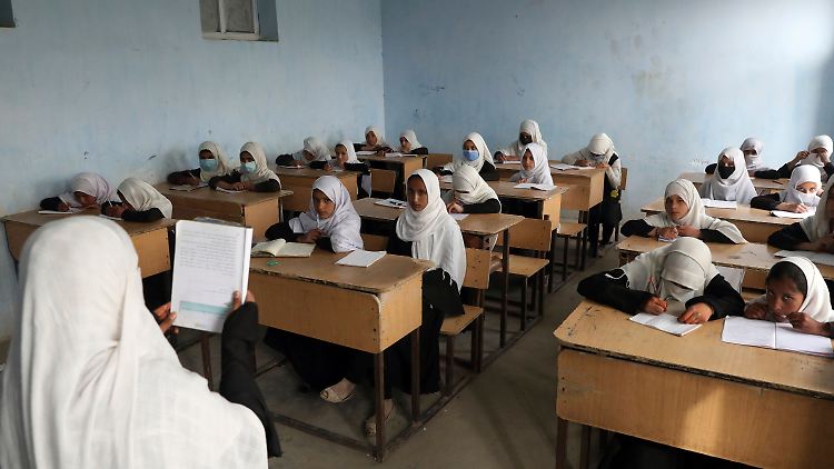 Da durften sie noch lernen: Ein Bild aus einer Schule in Kabul Ende März vergangenen Jahres.