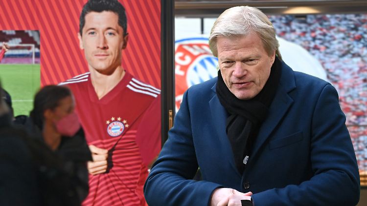 Oliver Kahn vor einem Bild von Superstar Robert Lewandowski.