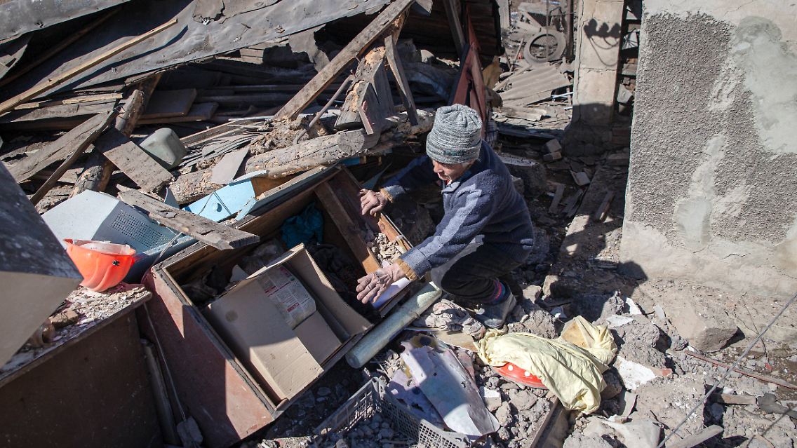 Eine Frau in den Trümmern eines Hauses in der Stadt Bryanka, die in der Region Luhansk liegt. Das Bild wurde am Dienstag aufgenommen.
