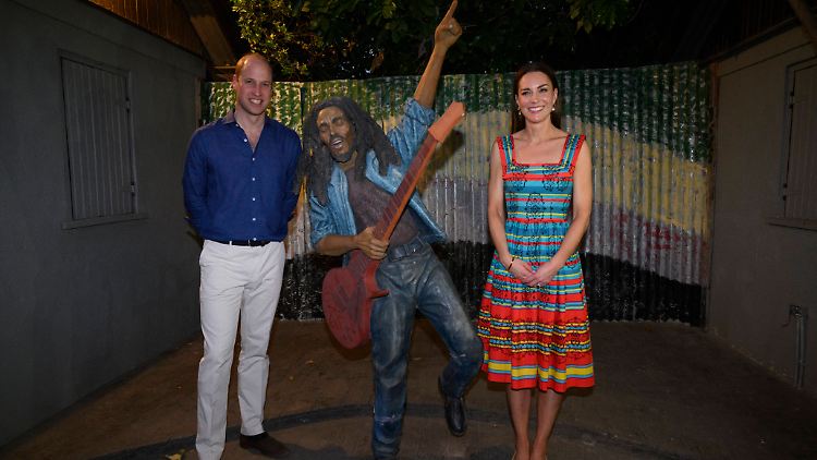 In Trench Town ließen sich William und Kate auch neben einer Figur von Bob Marley ablichten.