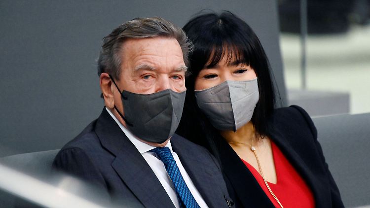 Im Dezember war Schröder noch Ehefrau Soyeon Schröder-Kim im Bundestag zu Gast.