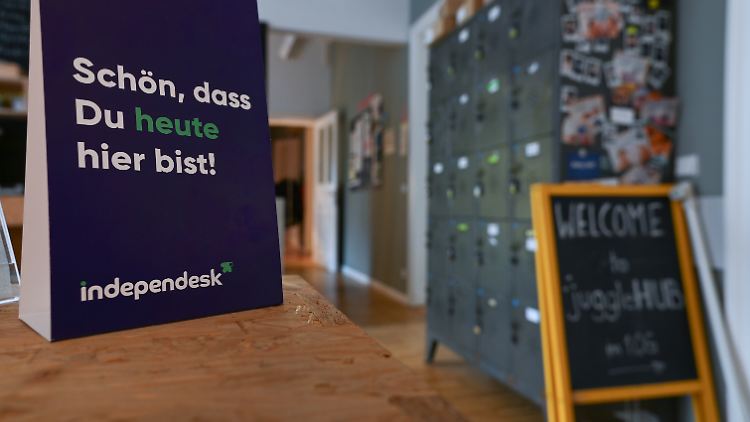 Ein Workspace bei Independesk ist ein Schreibtisch in einem möblierten Raum, der mit Strom und Highspeed-Internet ausgestattet ist.