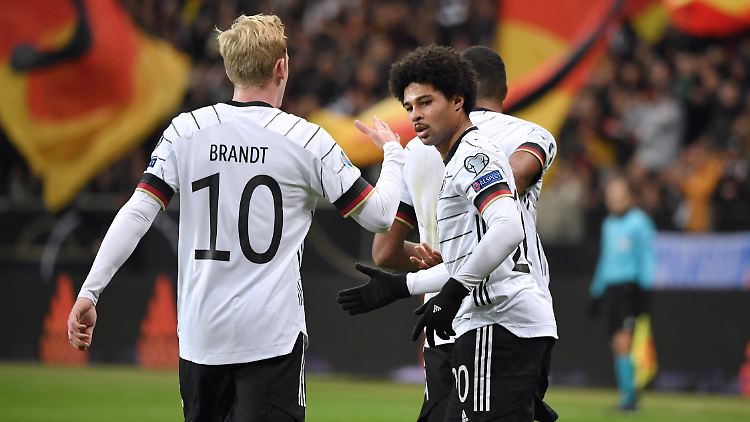 Gnabry kann nicht, also rückt Brandt nach.