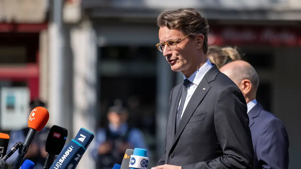 Fuer-Ministerpraesident-Hendrik-Wuest-ist-der-Anschlag-von-Solingen-eines-der-einschneidendsten-Ereignisse-der-Landesgeschichte-Nordrhein-Westfalens