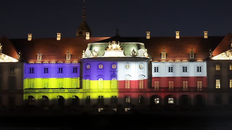 Auch ein Zeichen an Russland: Das königliche Schloss in Warschau leuchtet in den Farben der ukrainischen und polnischen Nationalflagge. 