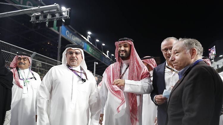 Kronprinz bin Salman (m.) mit Formel-1-Boss Stefano Domenicali (2. v. r.) beim Rennen 2021.