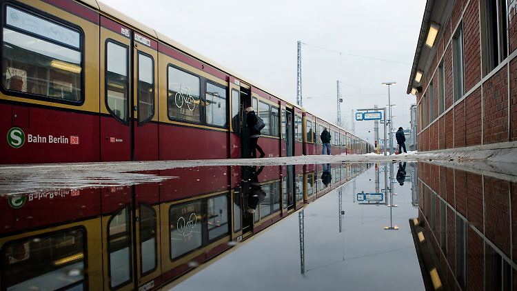 Eine große Pfütze auf dem S-Bahnhof von Hennigsdorf. Die Stadt im Norden Berlins war tagelang vom S-Bahnnetz abgehängt.