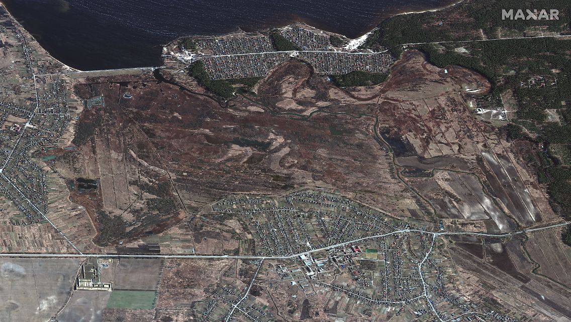 Blick aus dem All auf die Mündung des Irpin in den Dnepr-Stausee (oben): Der Ort Kosarowytschi ist links oben erkennbar. (Aufnahme vom 28. Februar 2022)