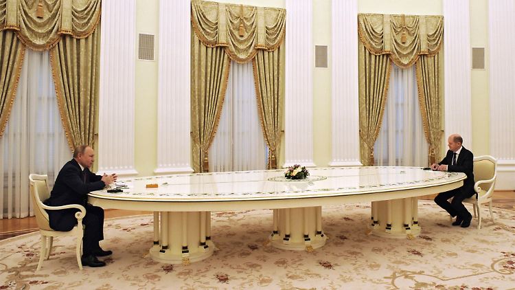 Scholz und Putin sprechen am 15. Februar in Moskau persönlich miteinander. Kurz darauf greift Russland die Ukraine an.