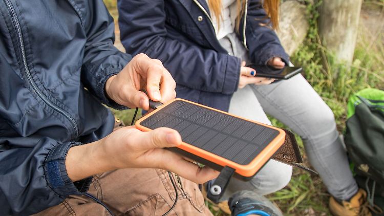 Strom auch ohne Netz: Powerbanks mit Solarpanel laden sich selbst wieder auf. Ohne strahlenden Sonnenschein kann das aber dauern.