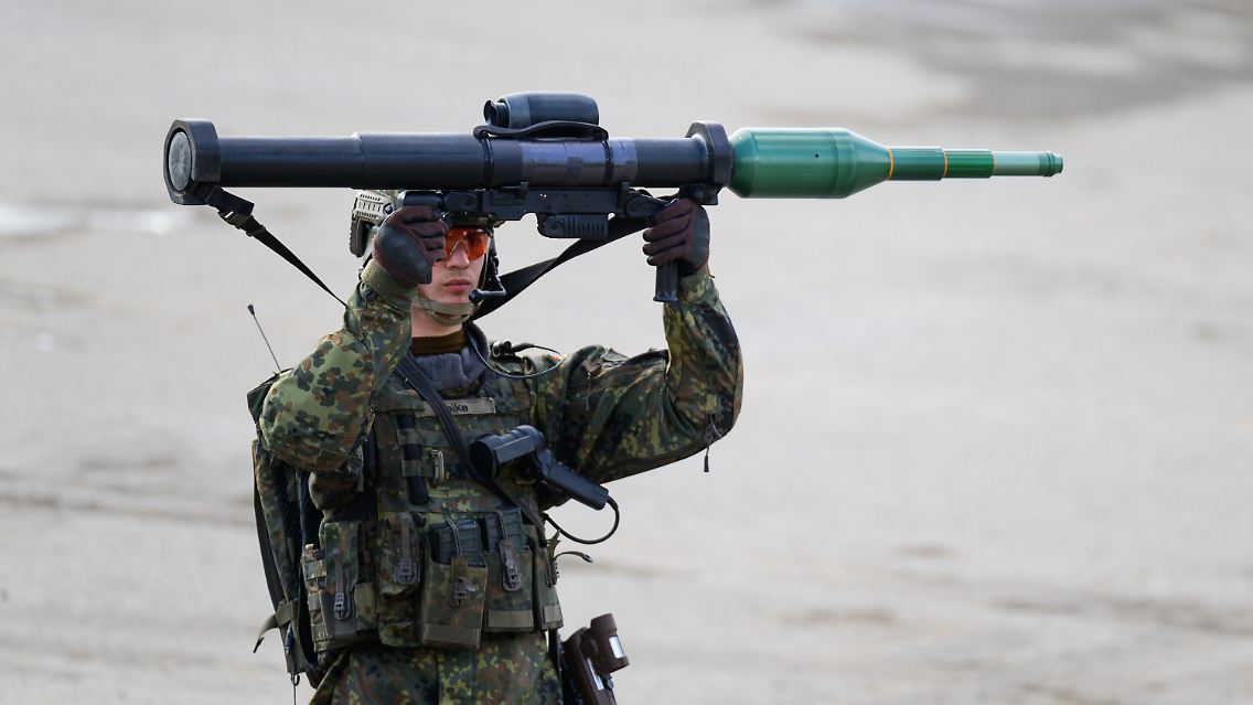Ein Bundeswehrsoldat präsentiert die Panzerfaust 3.