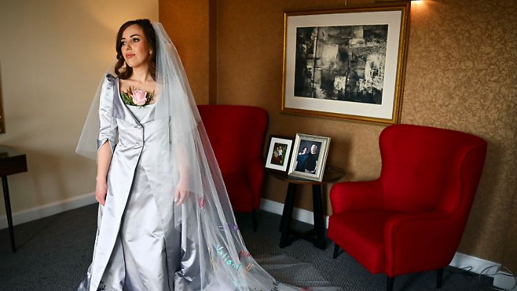 Die Braut kam nach der Trauung im silbernen Hochzeitskleid aus dem Londoner Hochsicherheitsgefängnis Belmarsh.