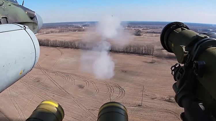 Dieses Foto der russischen Staatsagentur Tass soll einen Kamov Ka-52 Helikopter bei einem Angriff auf ein ukrainisches Waffenlager zeigen.