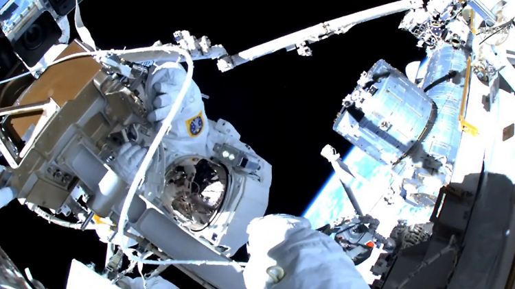 Im März war dies noch möglich: Matthias Maurer bei einem Außeneinsatz an der Raumstation ISS.