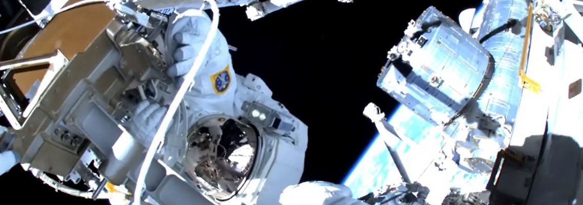 Matthias Maurer bei seinem Außeneinsatz an der Raumstation ISS.