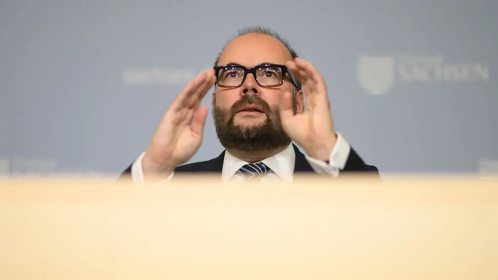 Fuer-seine-Haltung-zum-Gendern-an-Schulen-hat-der-DGB-Sachsen-Kultusminister-Piwarz-seinen-neuen-Ungleichstellungspreis-verliehen