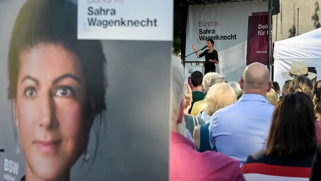 Sahra-Wagenknecht-spricht-bei-einer-Wahlkampfveranstaltung-in-ihrer-Geburtsstadt-Jena