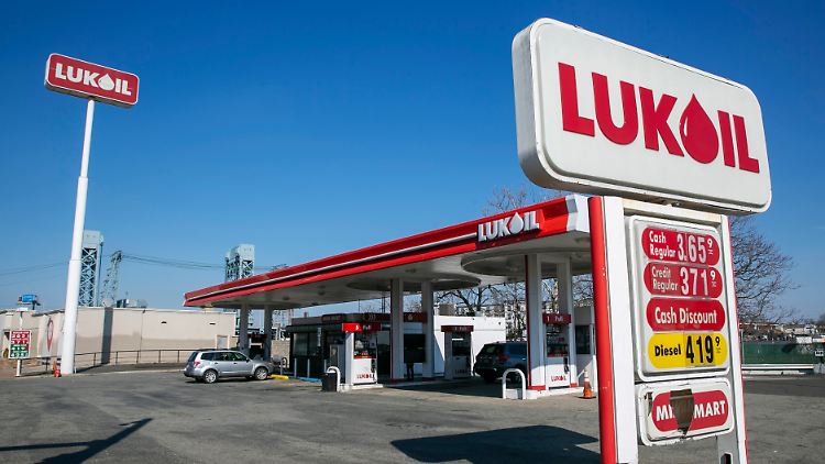 Die Geschäfte von Ölkonzernen wie Lukoil bescheren Russland kräftige Einnahmen. Die Sanktionen schmelzen den daraus gespeisten Vermögensfonds jedoch erheblich ab. 