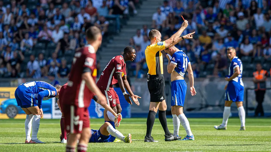 Mansour-Ouro-Tagba-vom-SSV-Jahn-Regensburg-ist-fuer-zwei-Spiele-gesperrt