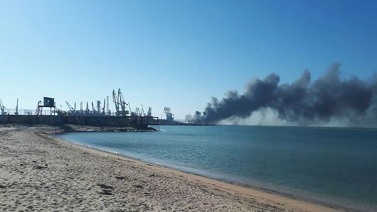 Dicke Rauchschwaden ziehen vom Hafen der Stadt Berdjansk aufs Meer. Die ukrainische Armee will dort ein russisches Schiff zerstört haben.