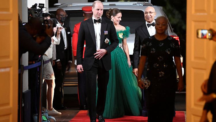 Heikle Mission: Prinz William (M.) und Herzogin Kate (M.) bei ihrer Ankunft zu einem Abendempfang in Kingston.