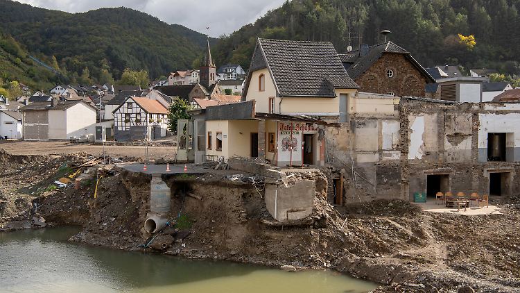 Damit es in Folge des Klimawandels künftig nicht öfter zu schweren Naturkatastrophen wie etwa im Ahrtal kommt, hat die Bundesregierung ein Paket mit Sofortmaßnahmen aufgelegt.