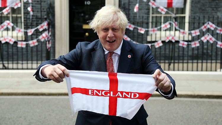 Boris Johnson vor dem Finale der EM 2020 Anfang Juli 2021. 