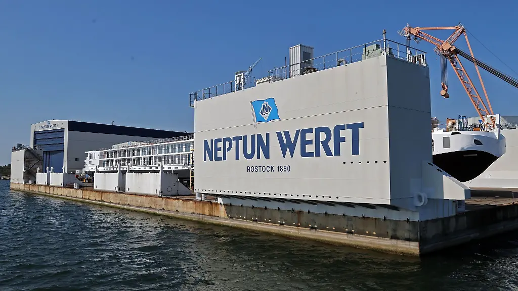 Bei-einer-Betriebsversammlung-informierte-die-Meyer-Geschaeftsfuehrung-die-Neptun-Belegschaft-ueber-den-aktuellen-Stand-der-Krise-Die-Rostocker-Neptun-Werft-ist-Teil-der-Meyer-Gruppe