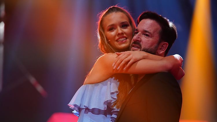 Geld sollen sie zwar keins haben, aber ein Boot: Laura Müller und Michael Wendler.