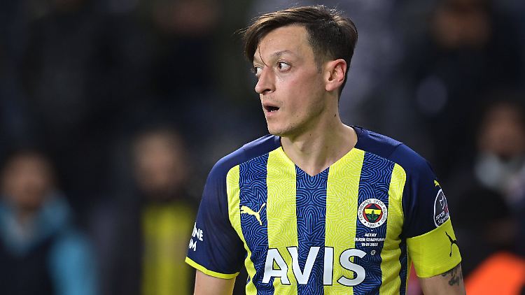 Özil führte die Mannschaft zuletzt als Kapitän aufs Feld.