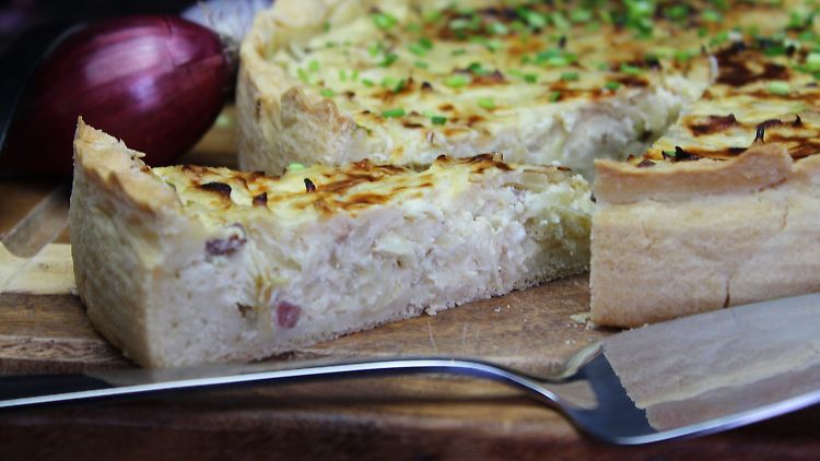In diesem Zwiebelkuchen-Rezept ist Speck dabei - den kann man aber auch weglassen.