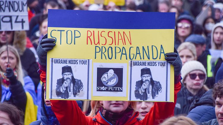 In Russland gab es seit Beginn des russischen Angriffs auf die Ukraine laut der Organisation OWD-Info mehr als 15.000 Festnahmen auf Demonstrationen. Hier ist eine Kundgebung in London zu sehen.