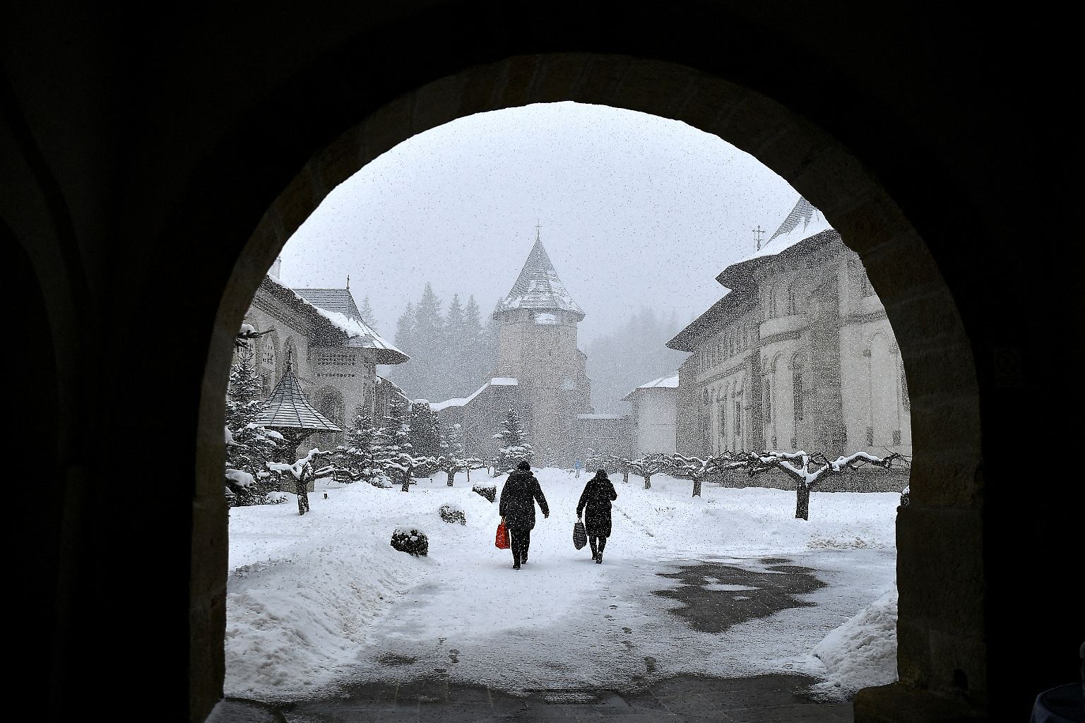 Als die 75-jährige Svetlana gemeinsam mit ihrer Familie Anfang März das schneebedeckte Kloster Putna im Nordosten Rumäniens erreicht, sind sie bereits vier Tage unterwegs.