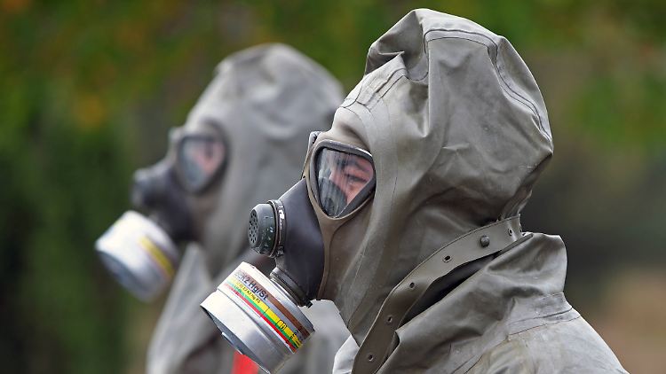 Zur Uniform der ABC-Abwehrtruppe gehören auch Gasmasken. (Archivbild)