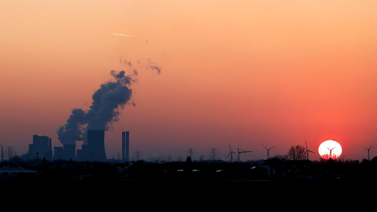 In Nordrhein-Westfalen stehen Windräder neben einem Kohlekraftwerk.