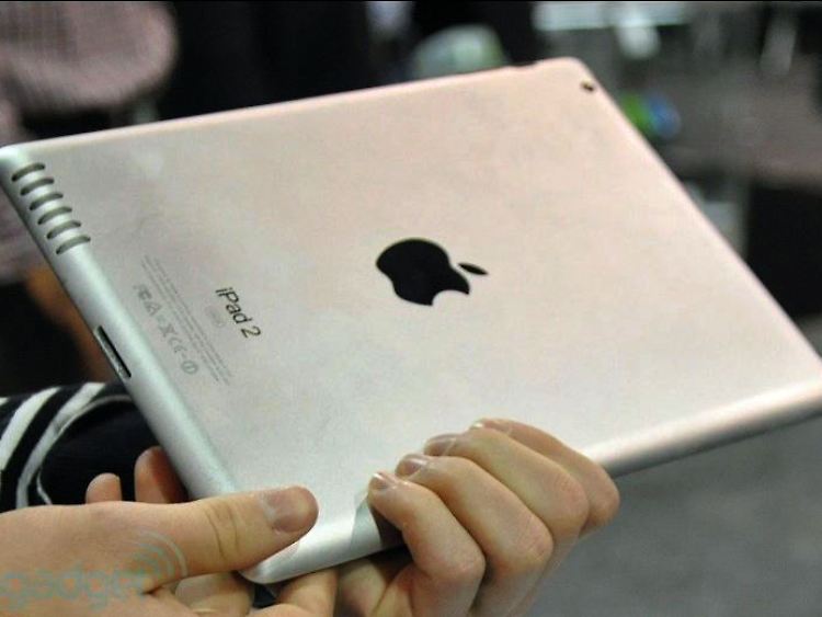 Das Blog Engadget hat auf der Elektronikmesse in Las Vegas eine iPad-2-Attrappe fotografiert.