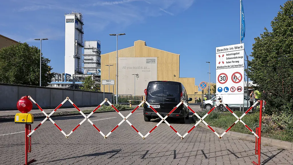 Die-Einfahrt-in-den-Chemiepark-Leuna-war-wegen-eines-Brandes-abgesperrt