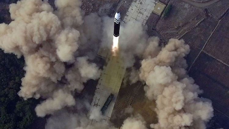 Dieses von der staatlichen nordkoreanischen Nachrichtenagentur KCNA zur Verfügung gestellte Bild zeigt den Test einer neuen ballistischen Interkontinentalrakete.